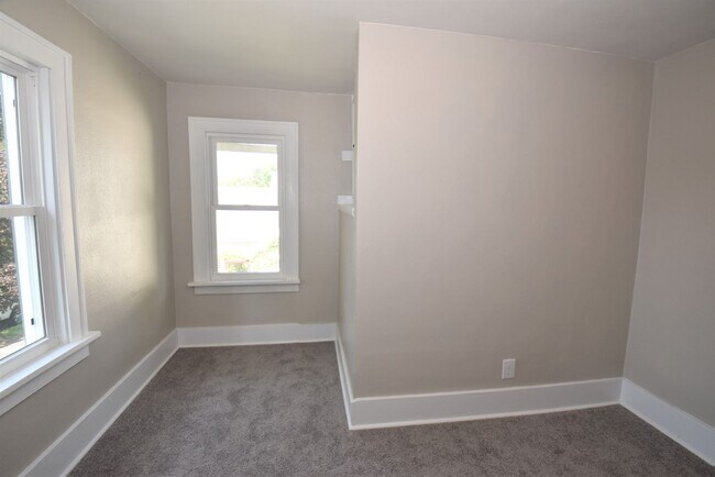 Building Photo - Near Notre Dame  2 Story 3 bedroom with 2 car garage