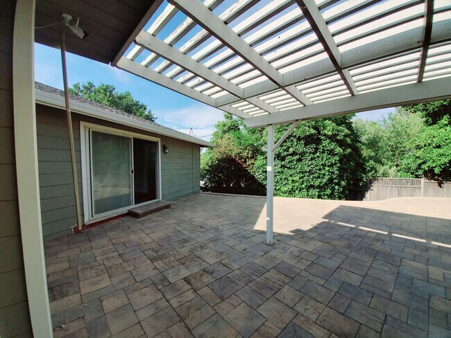 Building Photo - 2745 Summit Dr