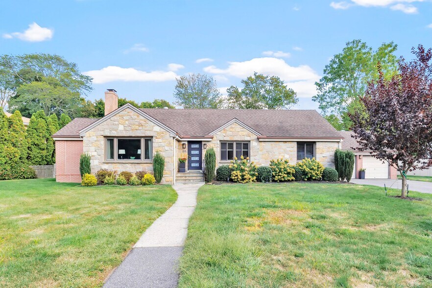 Primary Photo - 26 Pearsall Pl