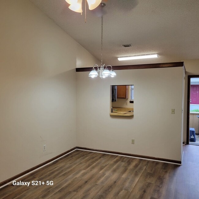 Building Photo - $1150 - 2/2 - Move IN Special!