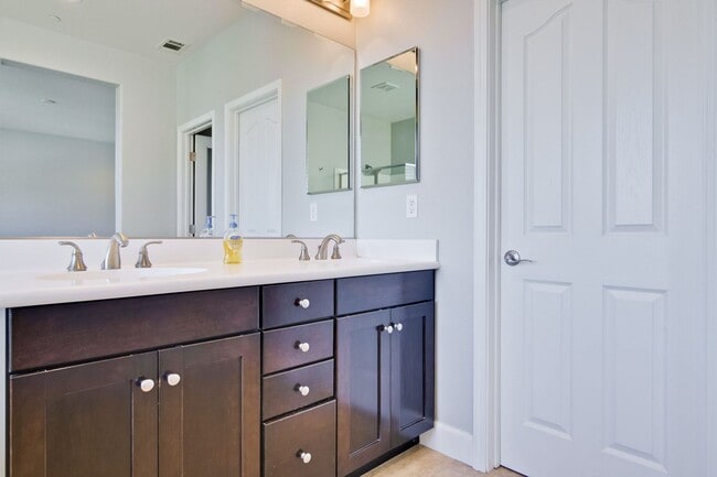 Building Photo - Gorgeous and Very Spacious Home - 3BR 2.5 BA in  San Jose - This is a MUST SEE!!!