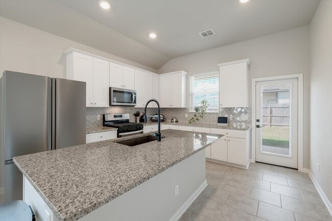 Building Photo - Bright & Charming Fantine Fields Home