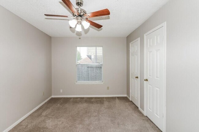 Building Photo - 1602 Clear Valley Dr