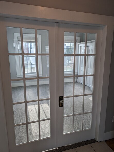 Building Photo - 264 Elm St