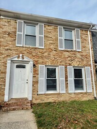 Building Photo - 3BD/2.5BA Brick Townhouse in Washington Commons off of Great Neck! Renovated throughout!