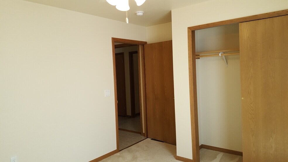 3rd bedroom (lower) - 2423 Parkfield Drive