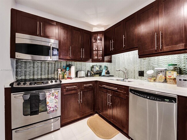 Building Photo - 3625 N Country Club Dr