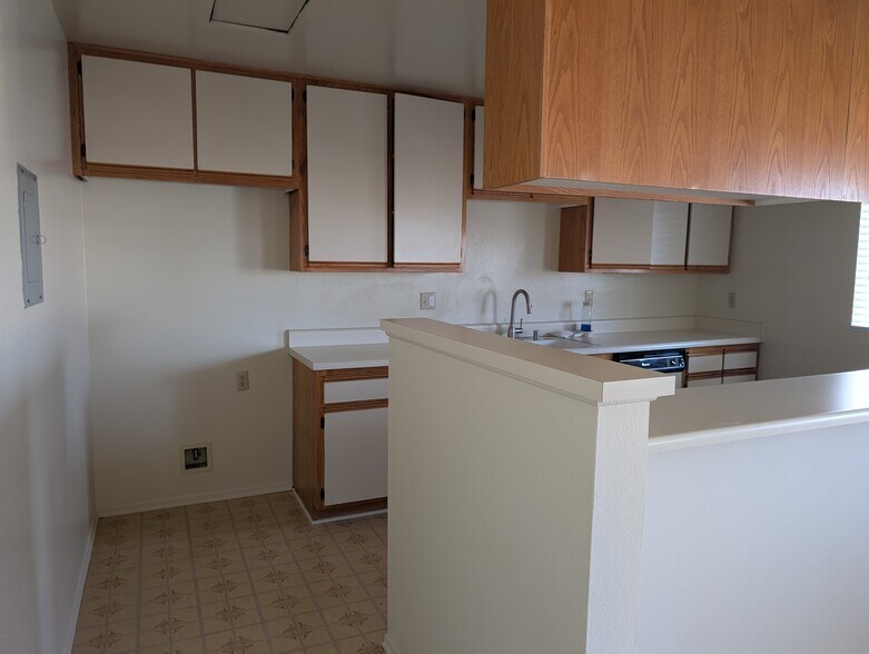 Building Photo - 1328 W Gardena Blvd