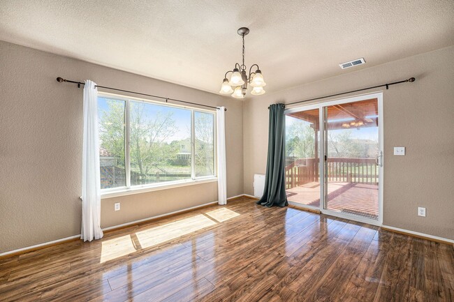 Building Photo - Exceptionally Maintained 2-Story Home in G...