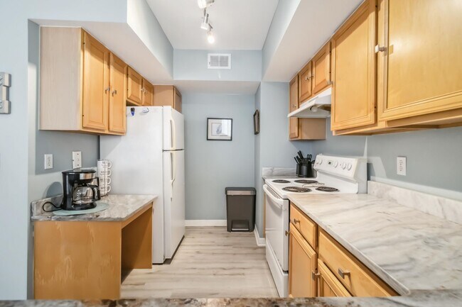 Building Photo - Beautiful furnished 2/2 unit becoming avai...