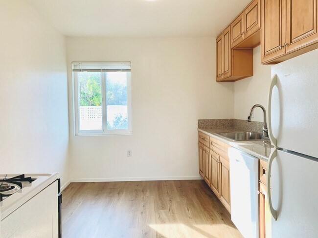 Building Photo - 2BD/1BA UPSTAIRS APARTMENT IN PACIFIC BEAC...