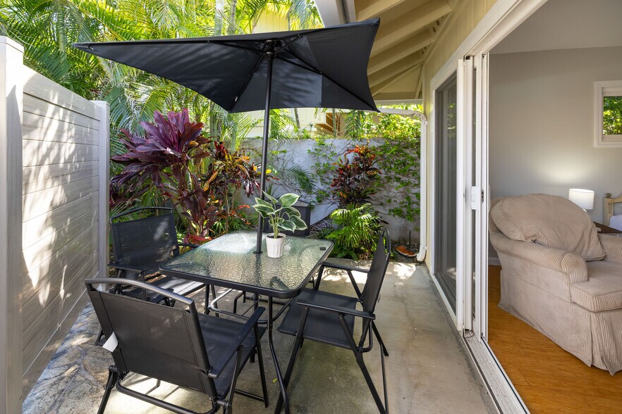outdoor seating area - 811 N Kalaheo Ave