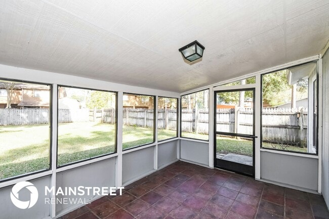 Building Photo - 4385 Queensway Dr