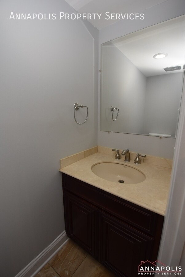 Building Photo - 906 Windwhisper Ln