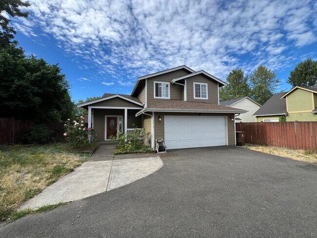 Building Photo - NE Tacoma - Large 3 bedroom 2.5 bathroom w...