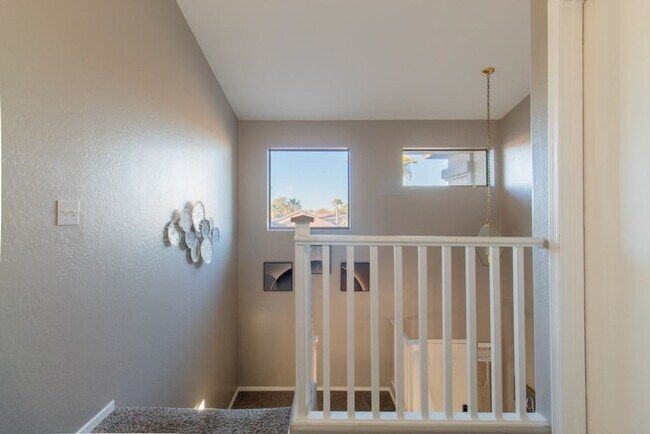 Building Photo - 1387 E 10th Pl