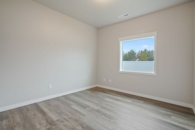 Building Photo - NEWER - BEAUTIFUL 3BD/2.5BA HOME + OFFICE or 4TH BEDROOM