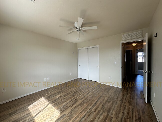 Building Photo - 3780 E Felix Blvd