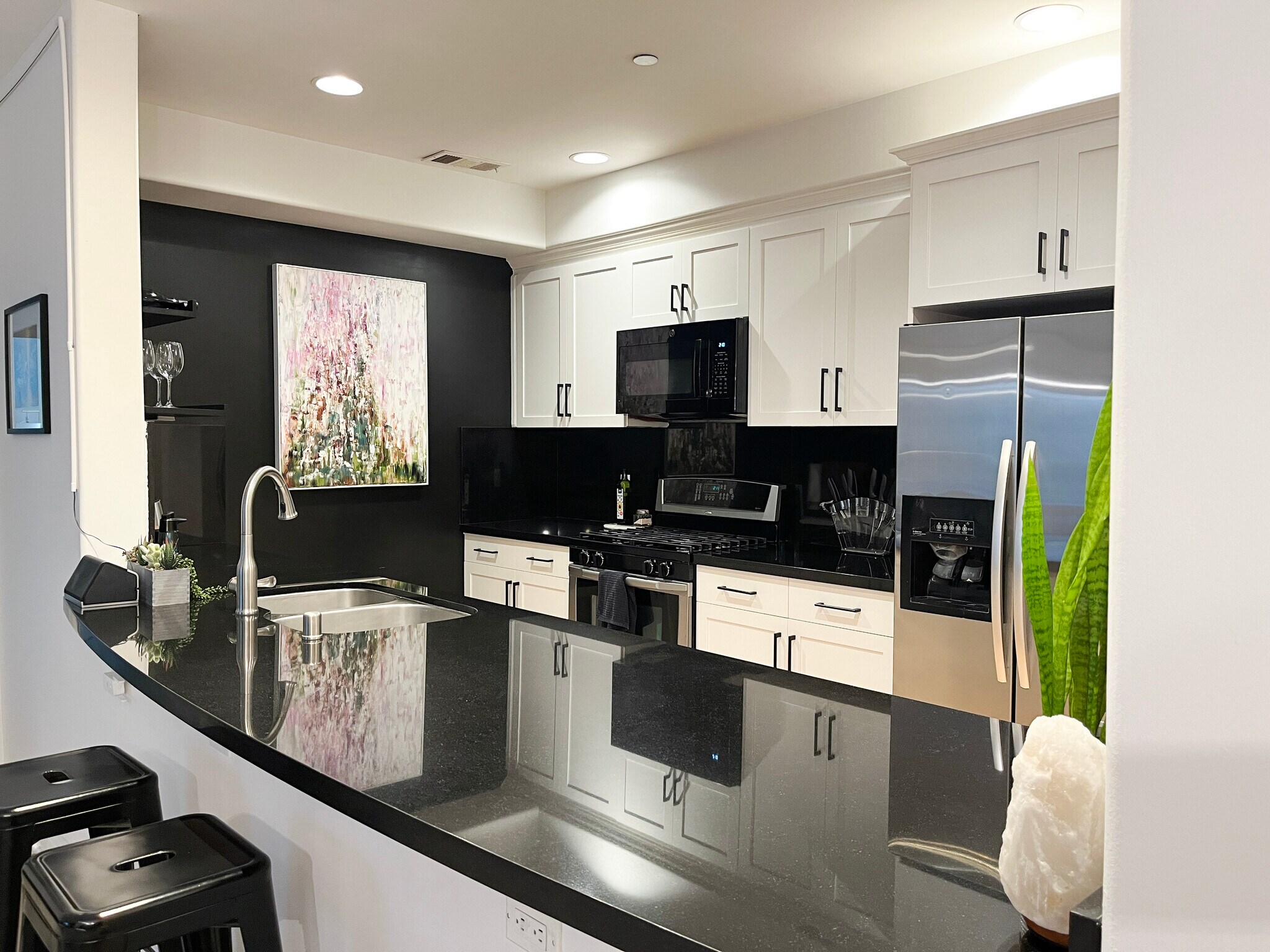 Building Photo - 5037 Rosewood Ave