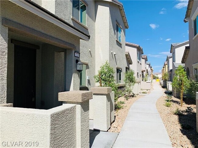 Building Photo - Amazing 2 story townhouse for lease!