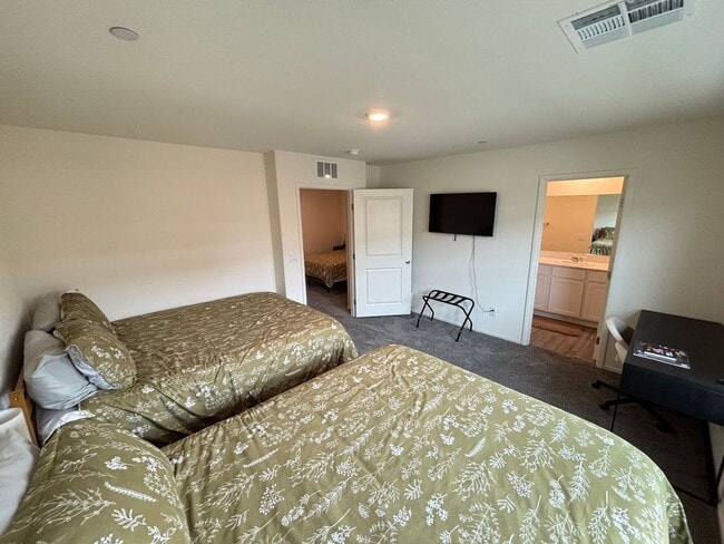 Building Photo - Gorgeous 3Bed/2.5Bath/2Car Townhome located in Southwest Las Vegas- Make the Move for Less: $300 ...