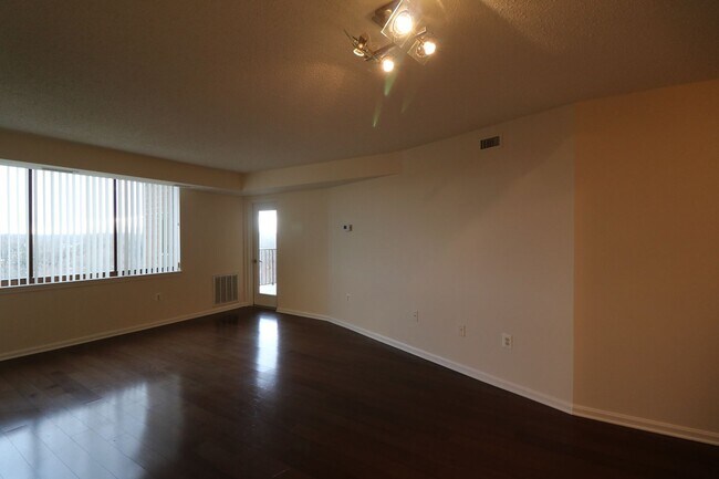Building Photo - Spacious 2BD/1BA Condo with Glorious Views!