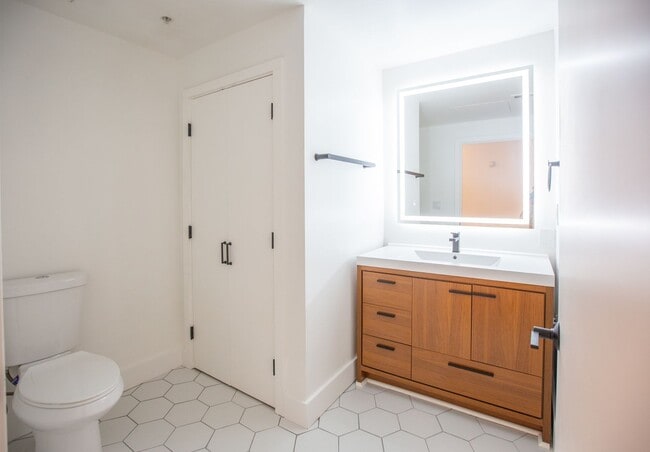 Building Photo - North Block Condo Available- Fully Remodeled Studio !