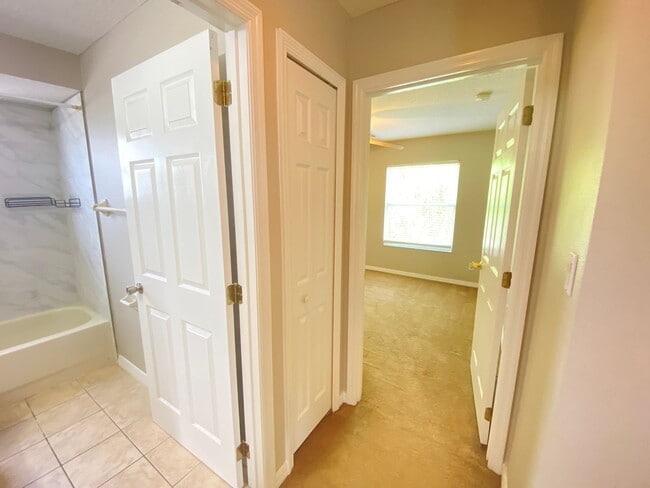 Building Photo - Spacious 4/3 Single Family Home!!
