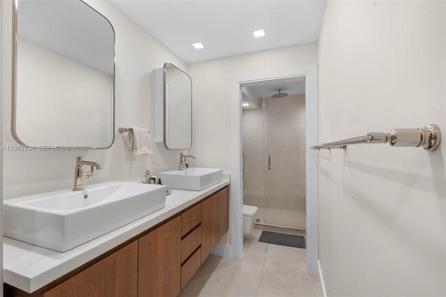 Building Photo - 1121 Crandon Blvd