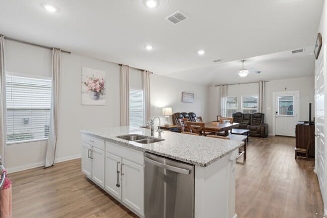 Building Photo - Move in June 2026! Beautiful 4 bd/3.5 bath near Randolph AFB!