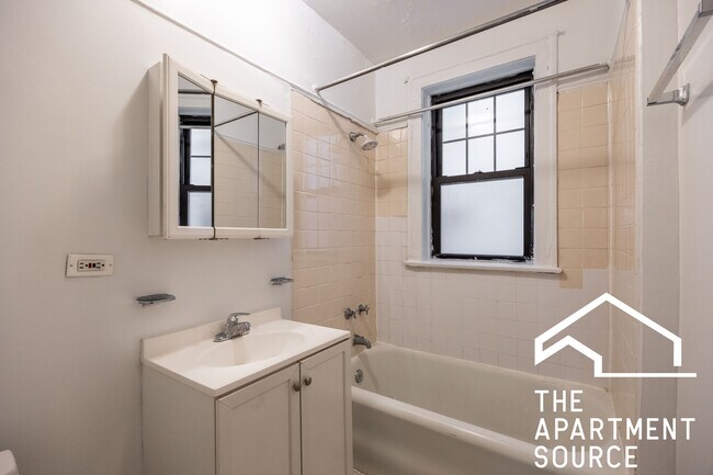 Building Photo - 925 Forest Ave