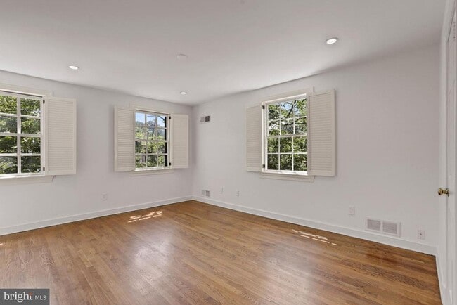 Building Photo - 4925 Weaver Terrace NW