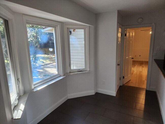 Building Photo - Recently renovated and ready to move in.