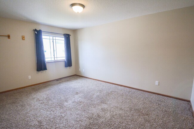 Building Photo - 3 Floor Townhome With Large Yard
