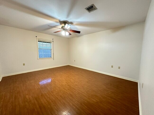 Building Photo - 521 N French Quarter Dr