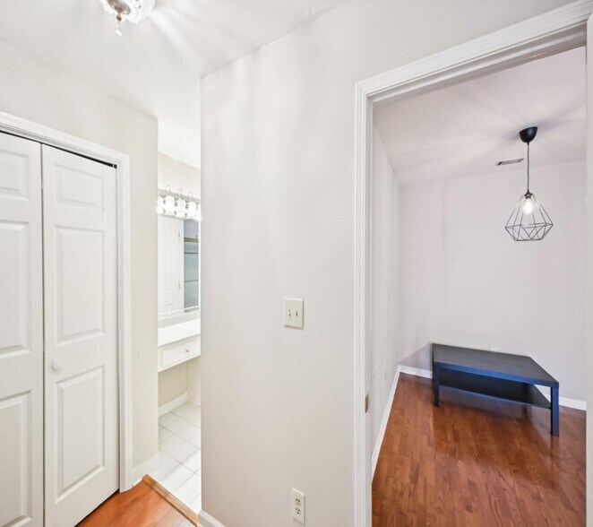 Building Photo - 2303 Pine Heights Dr NE