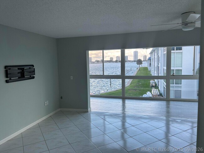 Building Photo - 2936 Lake Shore Dr