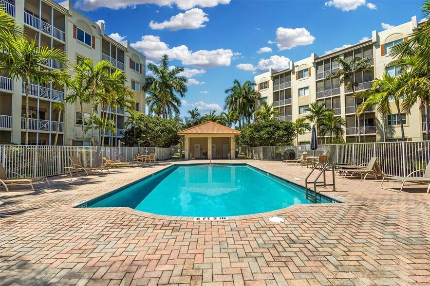 Building Photo - 3500 Oaks Clubhouse Dr