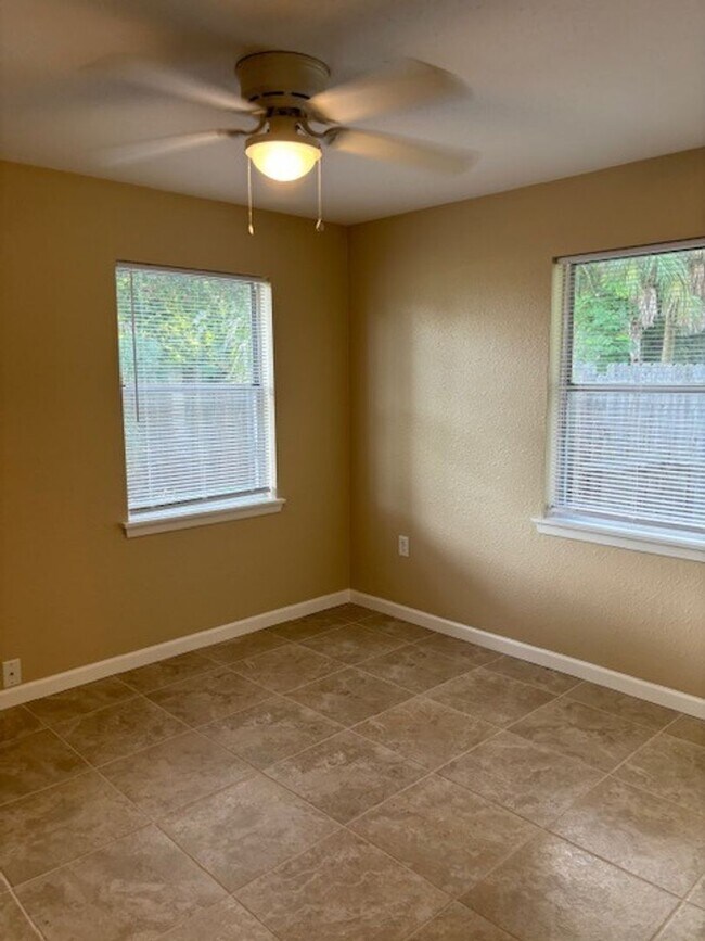 Building Photo - 120 Hardin Pl