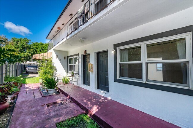 Building Photo - 520 SW Krome Terrace