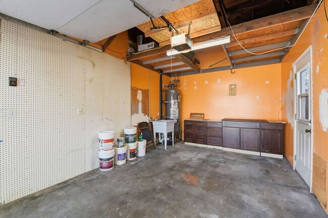 Building Photo - Sunning 3BD/3BA w/Bonus Room and Private Yard