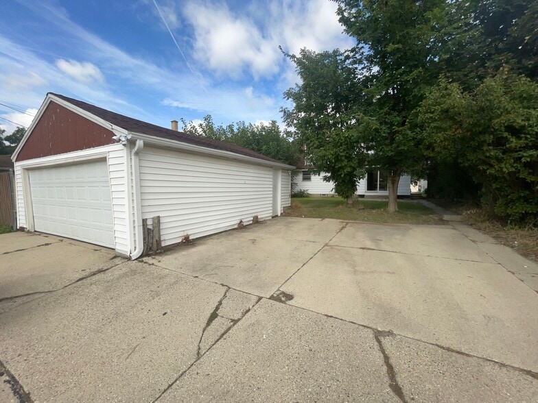 Garage and Parking - 8817 W Herbert Ave