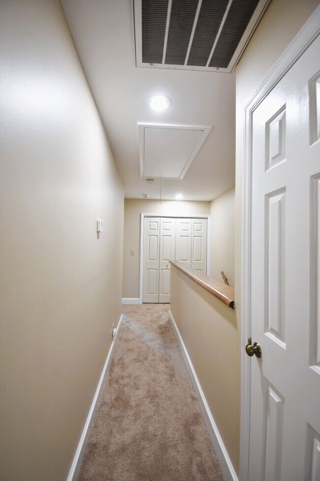 Building Photo - 3 Bedroom 2 Bathroom Townhome- Pets Considered