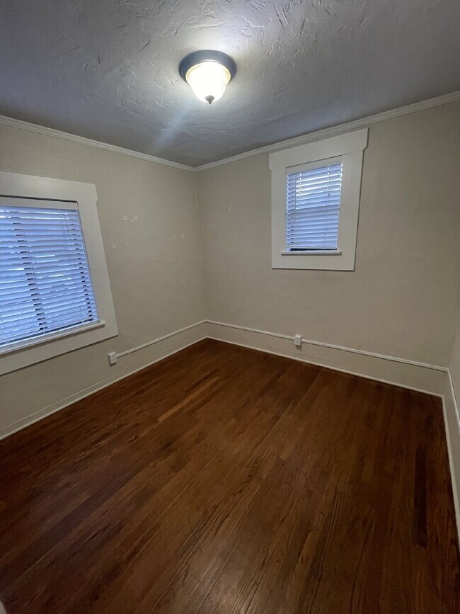 Building Photo - Cute 2 BR 1 BA Home in Midtown!