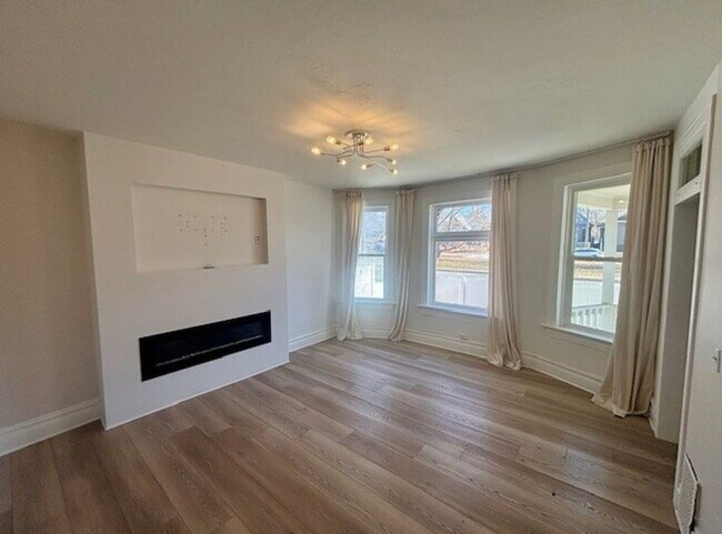 Building Photo - Downtown Remodeled Living