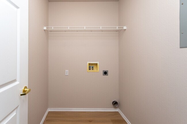 Building Photo - Delightful Condo in gated community!!