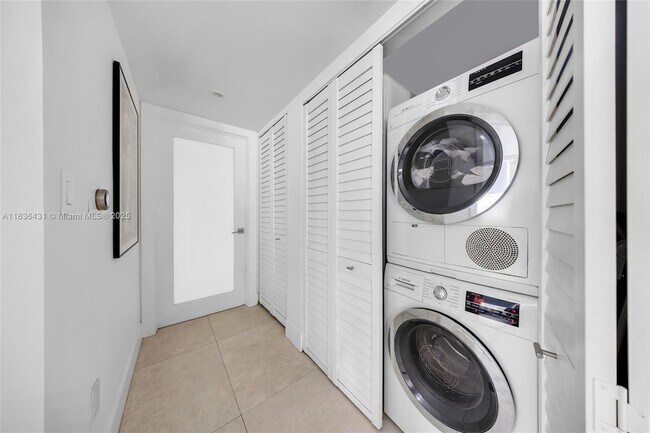 Building Photo - 1155 Brickell Bay Dr
