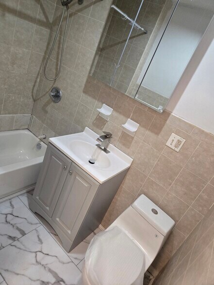 Building Photo - 945 E 220th St