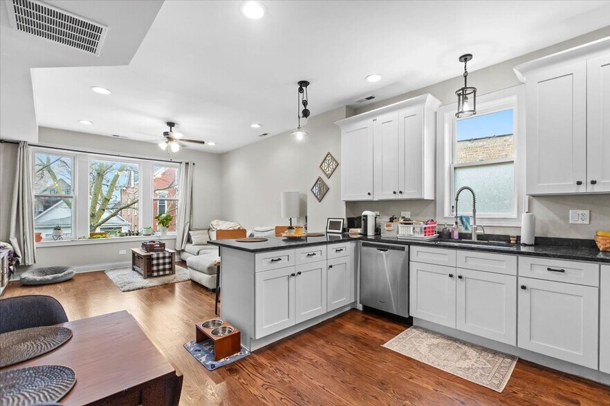 Building Photo - 2418 W Medill Ave