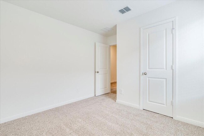 Building Photo - 320 Yosemite Dr